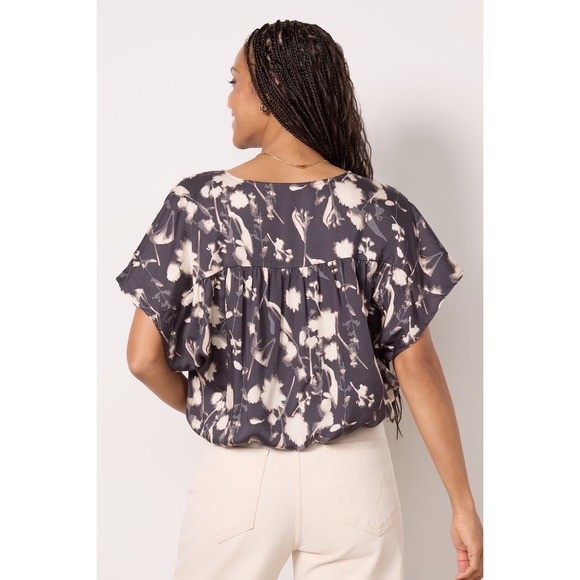 Evereve Phoebe Dolman Top Black White Floral Size M Blouse Relaxed Chic Indie - Picture 2 of 7